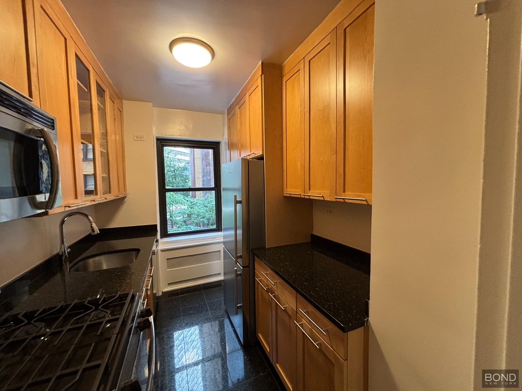 East 55th Street - Photo 2