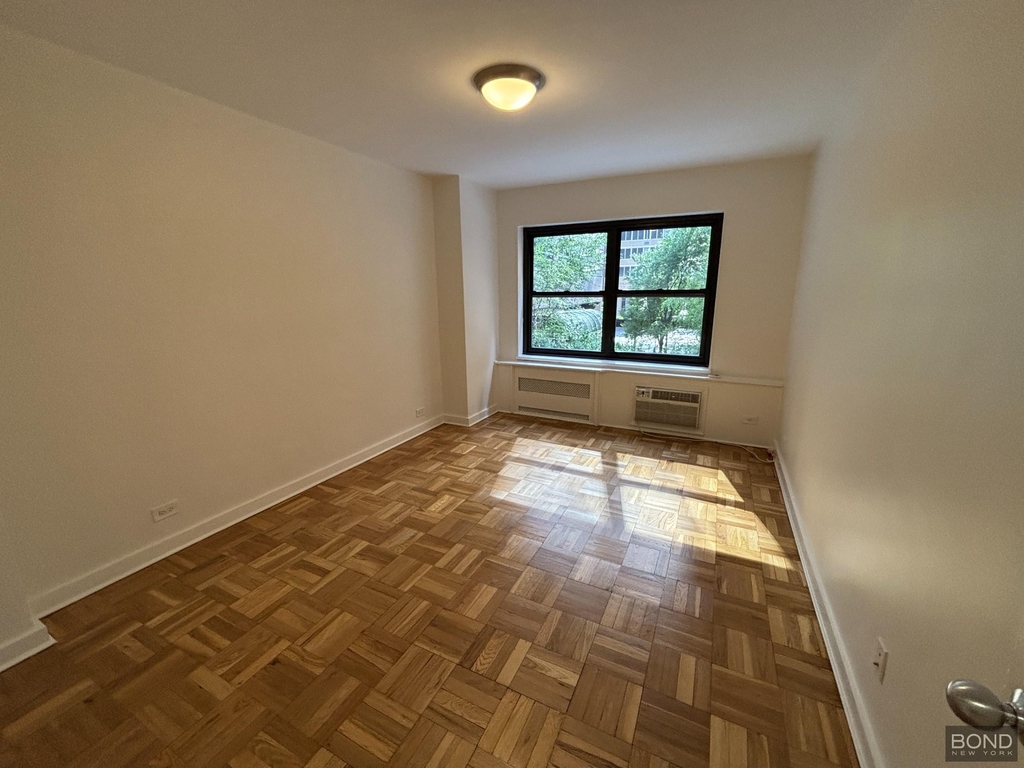 East 55th Street - Photo 1