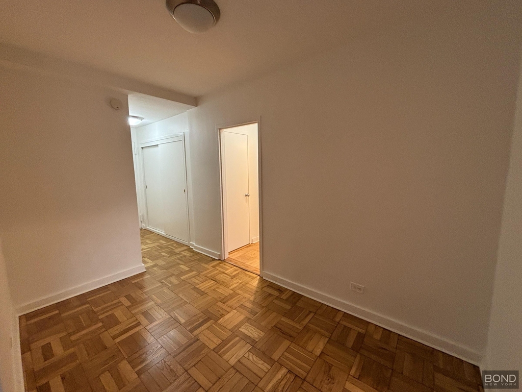 East 55th Street - Photo 4