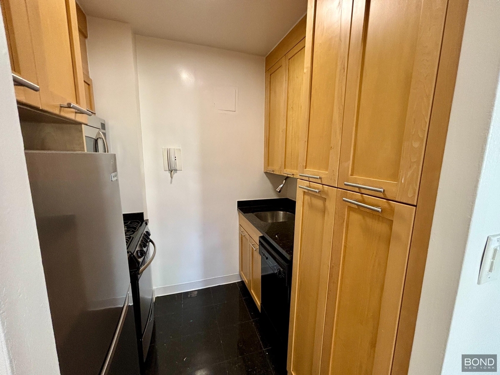 East 55th Street - Photo 3