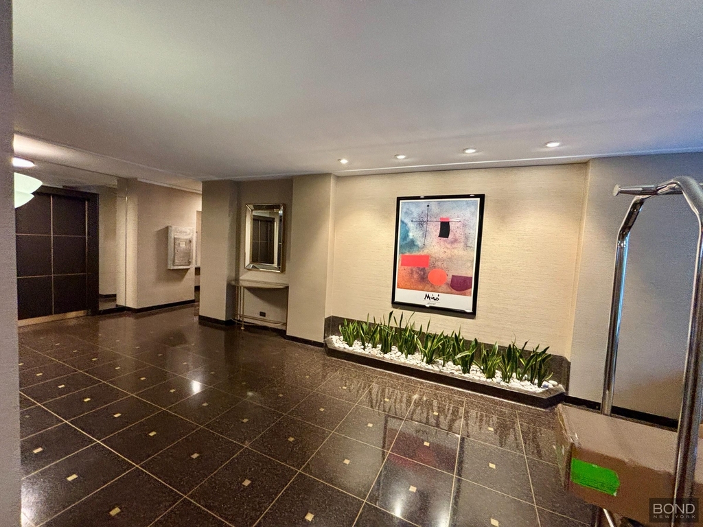 East 55th Street - Photo 9