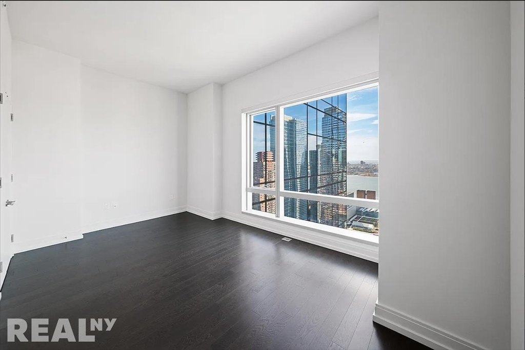 10th Avenue - Photo 1