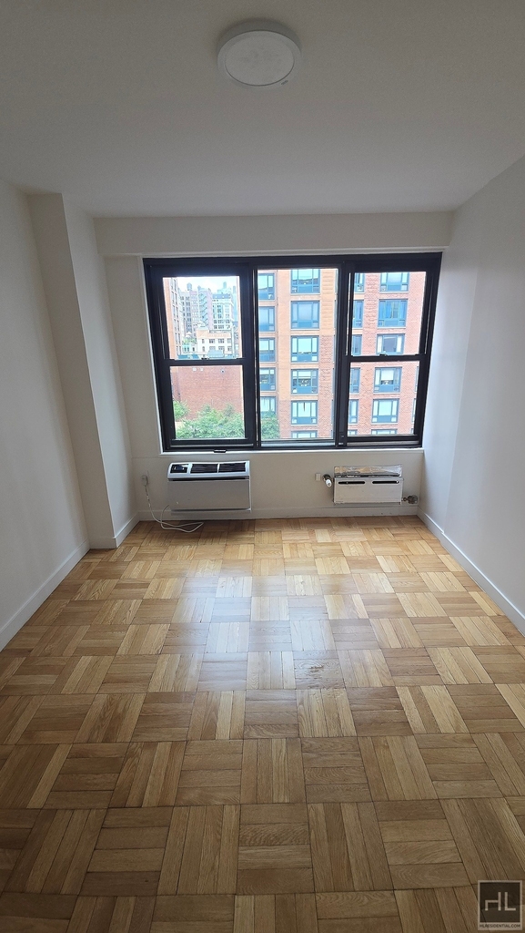 Fourth Avenue - Photo 2