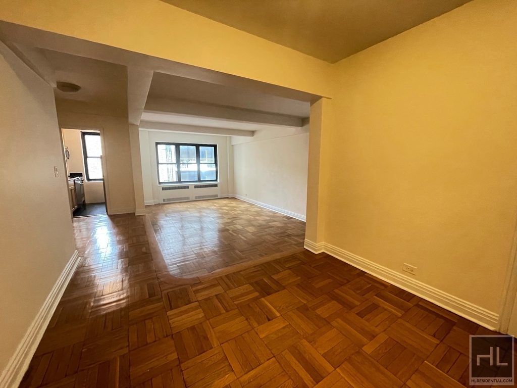 East 56 Street - Photo 0