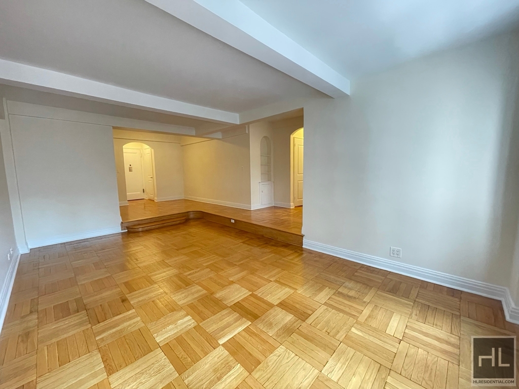 East 56 Street - Photo 1