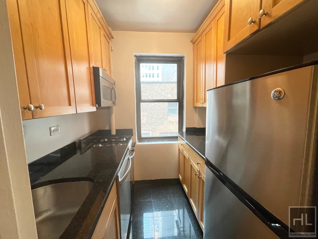 East 56 Street - Photo 3