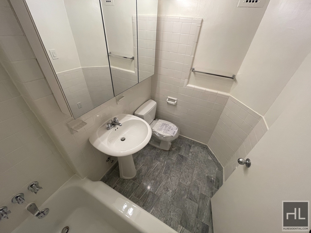 East 38 Street - Photo 4