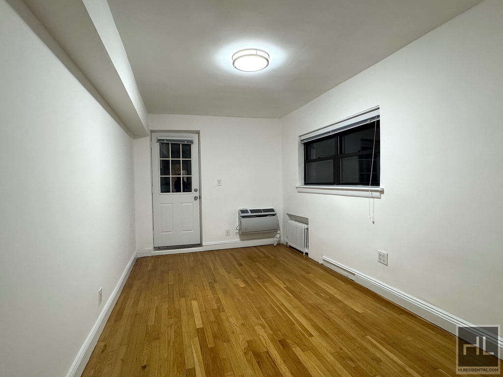 East 76 Street - Photo 4