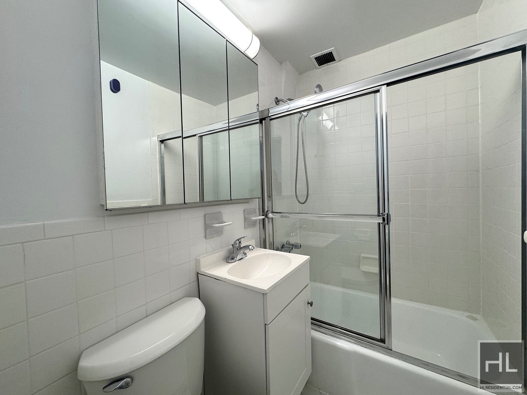 East 76 Street - Photo 1