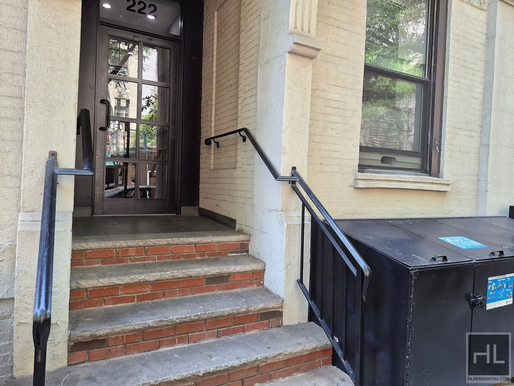 East 89th Street - Photo 5