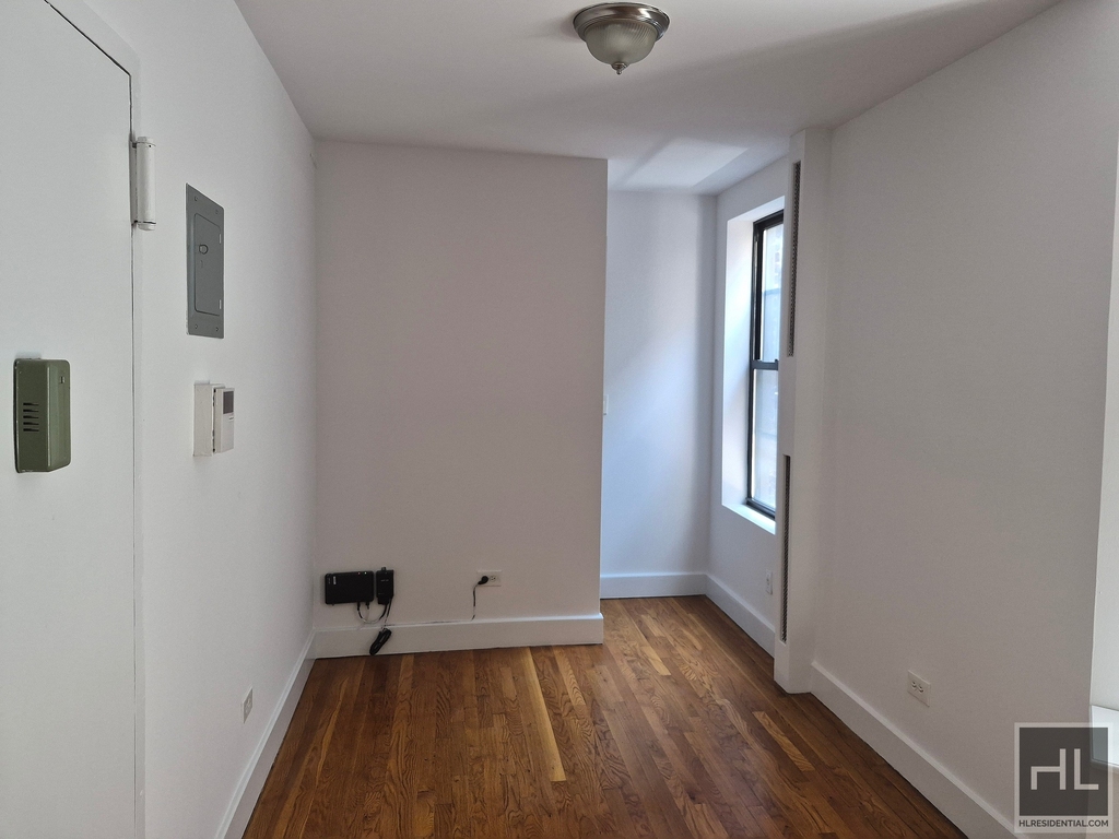 East 87 Street - Photo 1