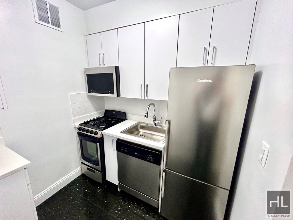 East 74 Street - Photo 5