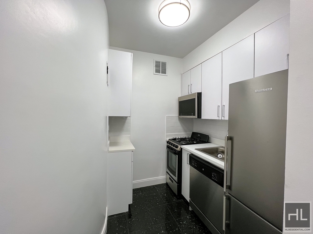 East 74 Street - Photo 4