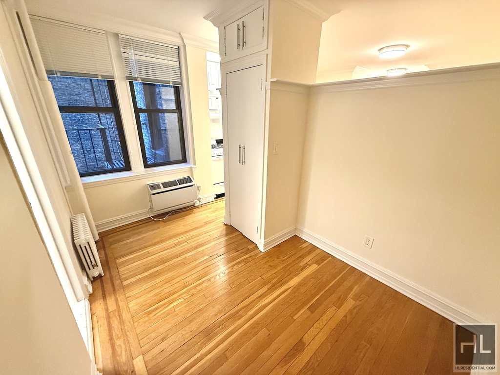 East 51 Street - Photo 0