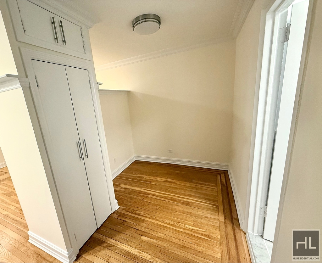 East 51 Street - Photo 1