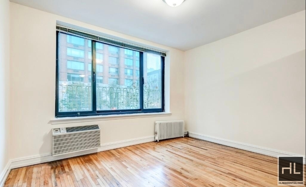 1 Avenue - Photo 0