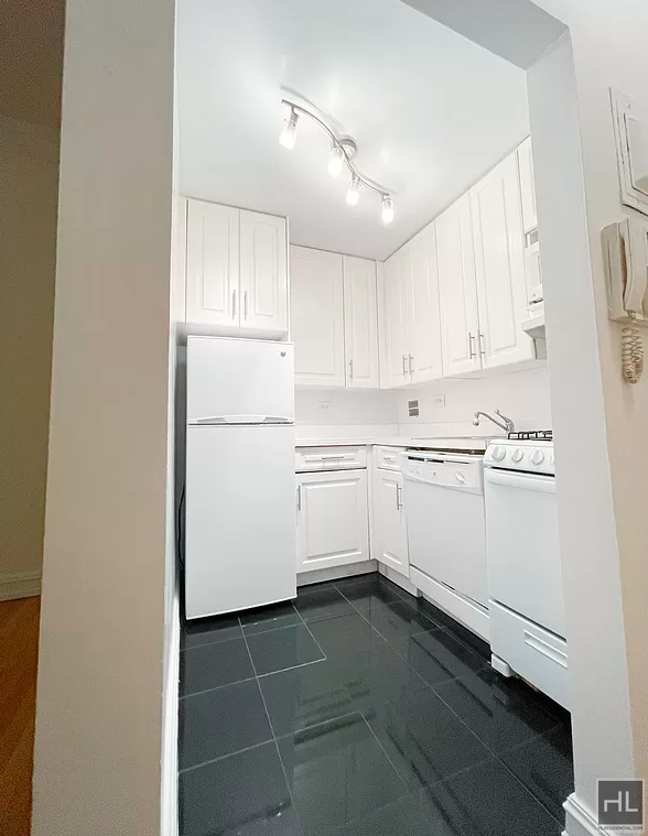 East 76 Street - Photo 5