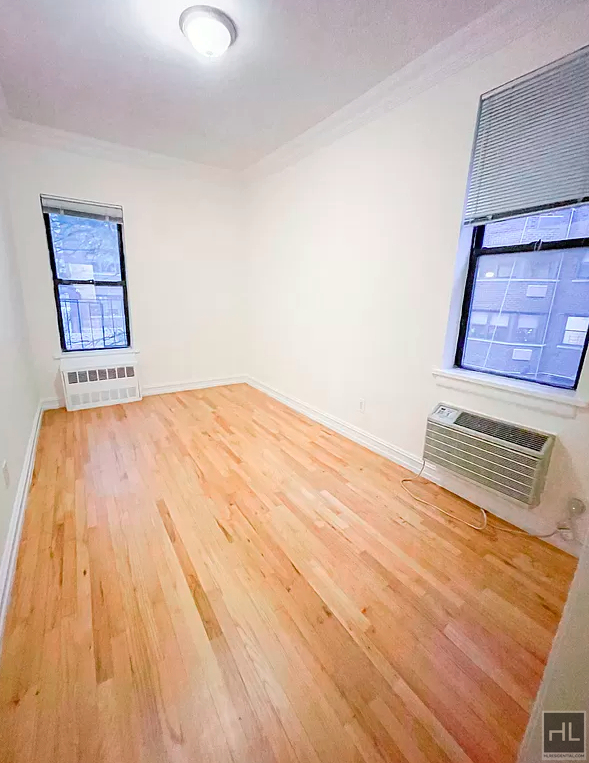East 76 Street - Photo 1