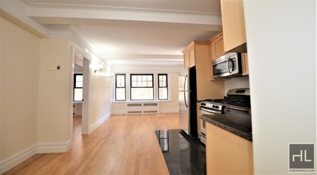 Christopher St - Photo 0