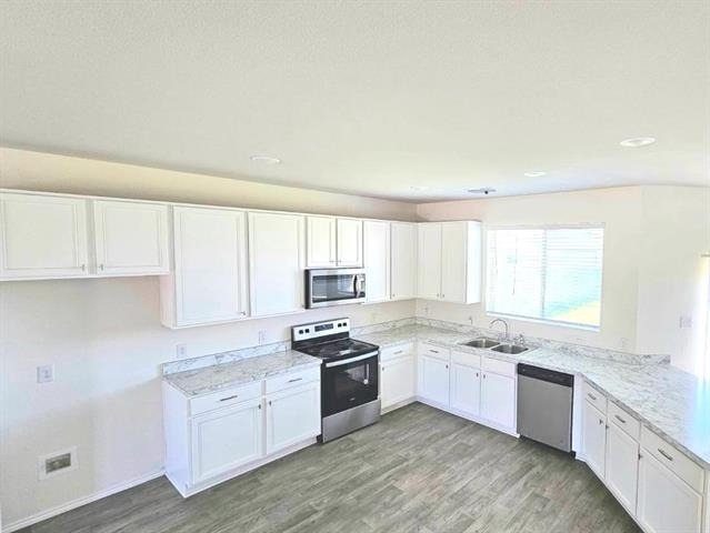 1004 Waverly Drive - Photo 2
