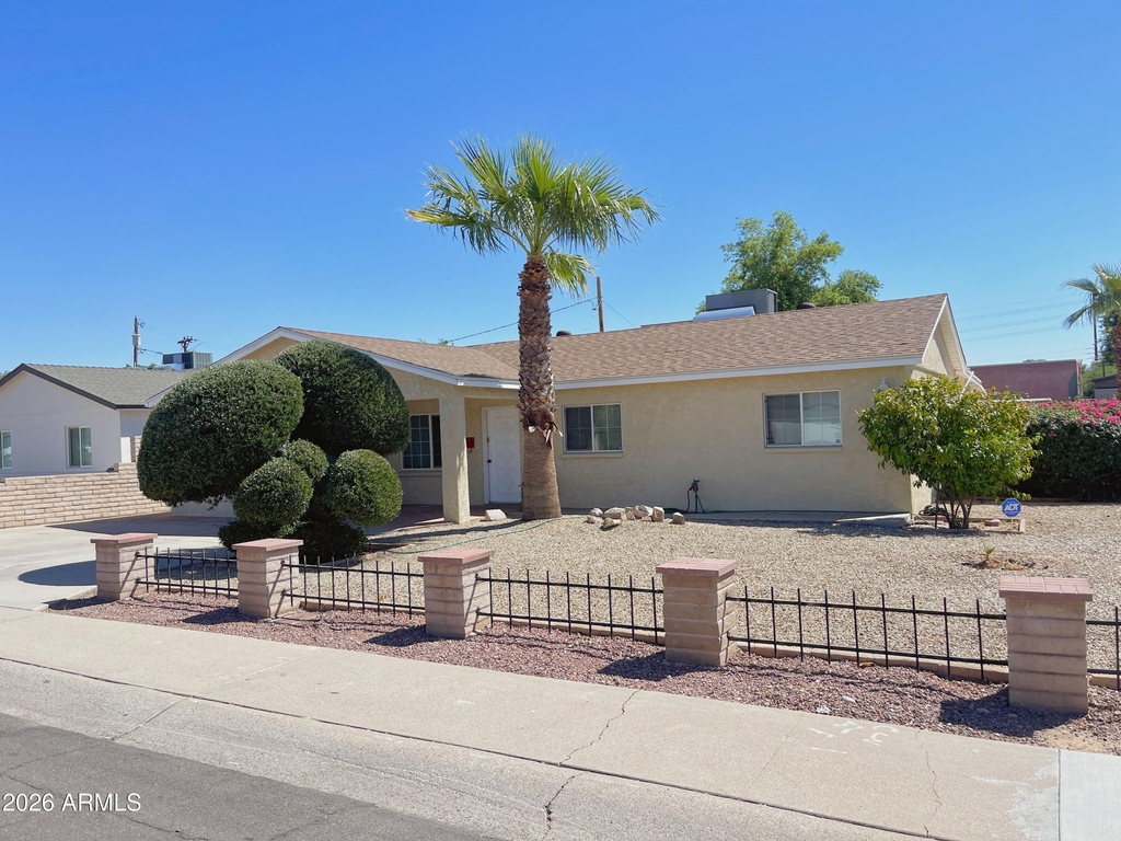 2401 E Meadowbrook Avenue - Photo 1