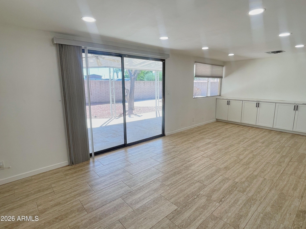 2401 E Meadowbrook Avenue - Photo 12