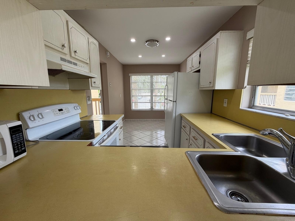 5750 Nw 64th Avenue - Photo 21