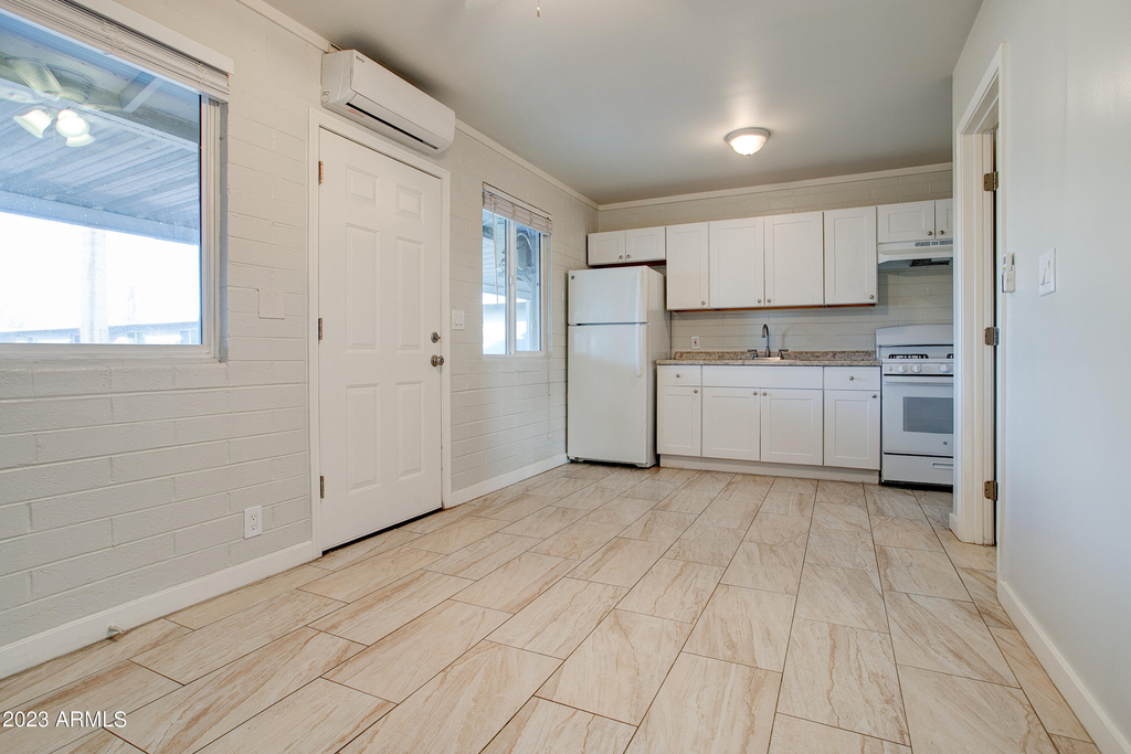 210 E Jones Avenue - Photo 0