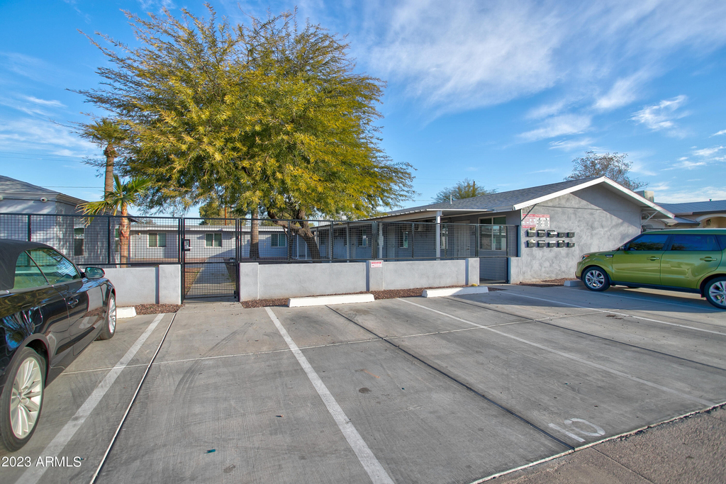 210 E Jones Avenue - Photo 2