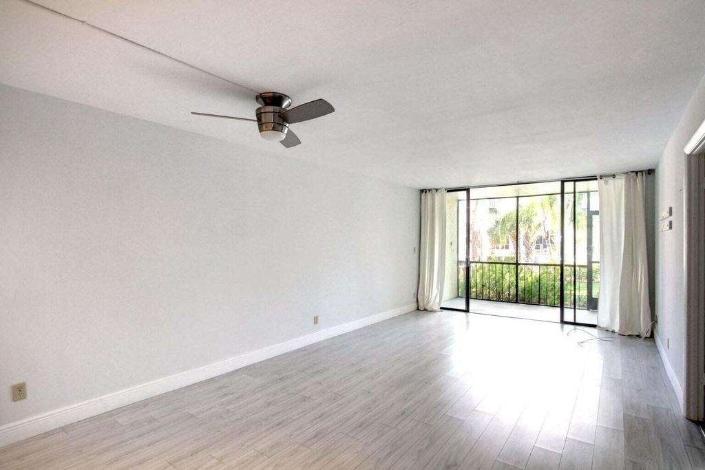 11 Royal Palm Way - Photo 2