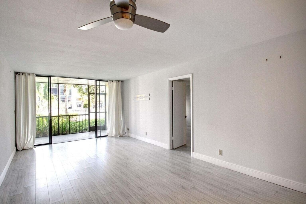 11 Royal Palm Way - Photo 1