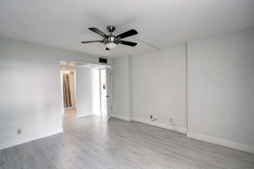 11 Royal Palm Way - Photo 8