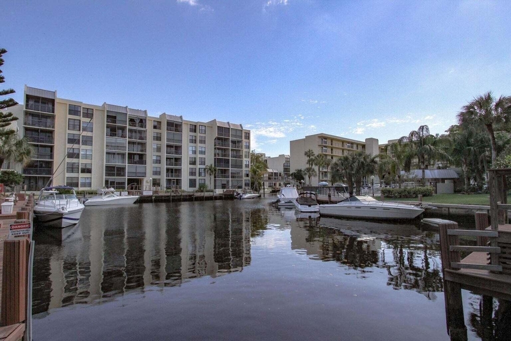 11 Royal Palm Way - Photo 24