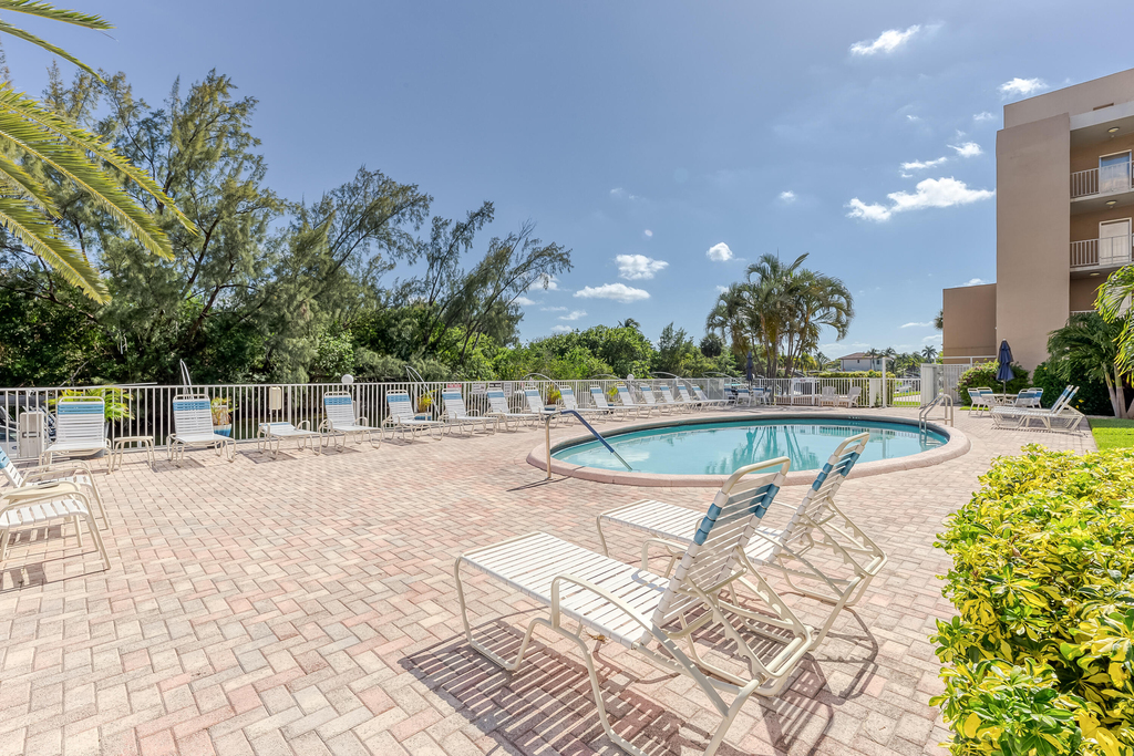 2850 Ne 14th St Causeway - Photo 2