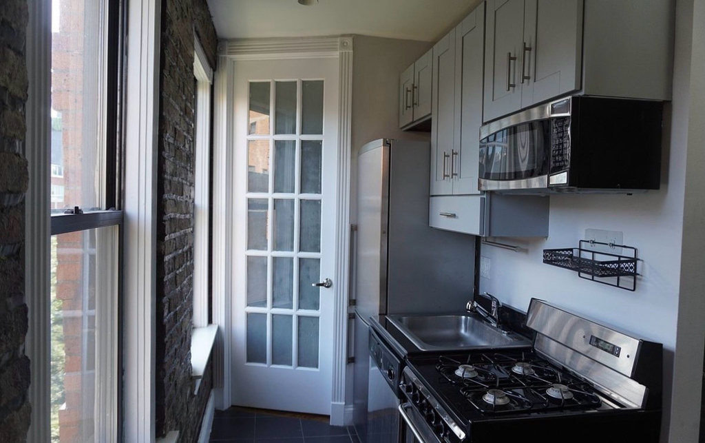 310 East 13th Street - Photo 4
