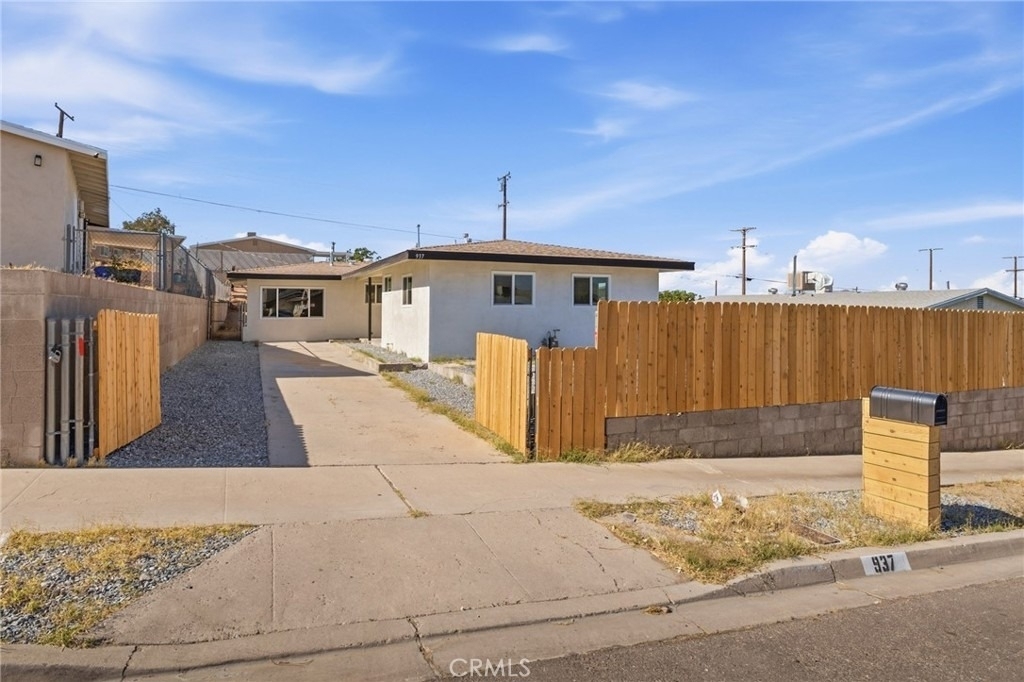 937 E Elizabeth - Photo 0