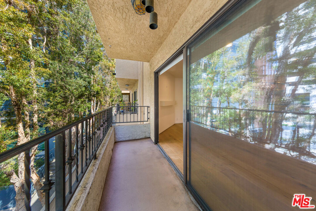 1633 S Bentley Avenue - Photo 8
