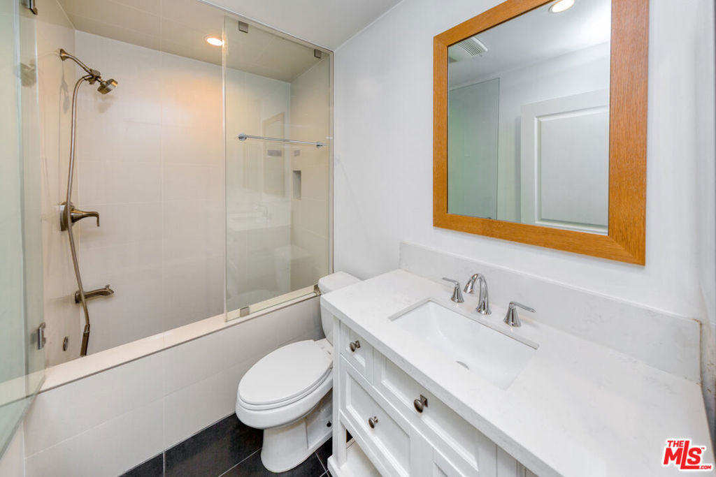 1633 S Bentley Avenue - Photo 10