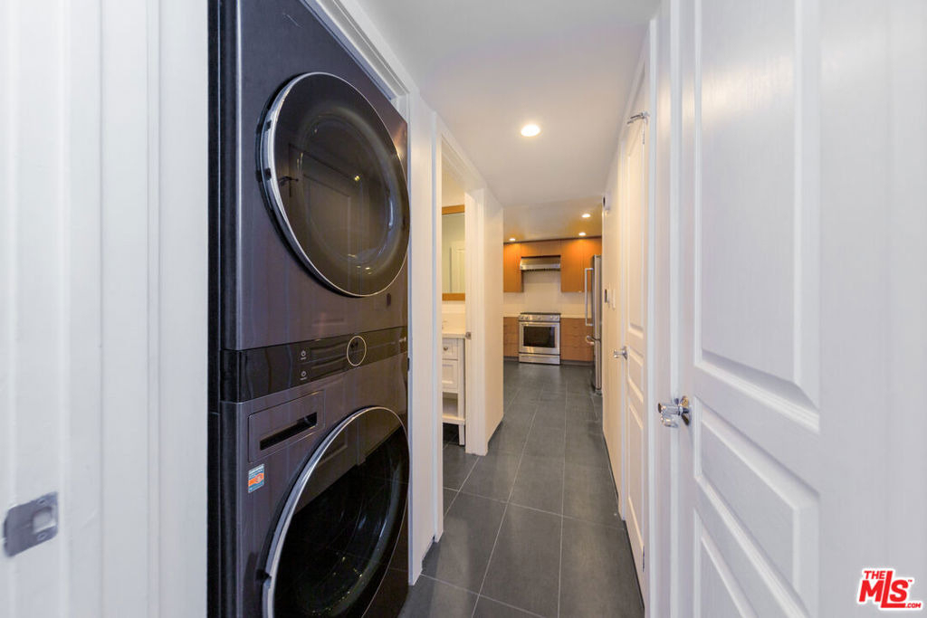 1633 S Bentley Avenue - Photo 9