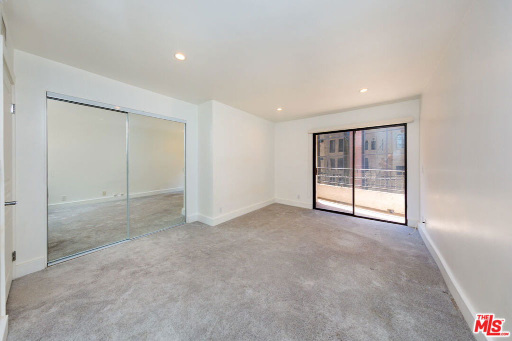 1633 S Bentley Avenue - Photo 11