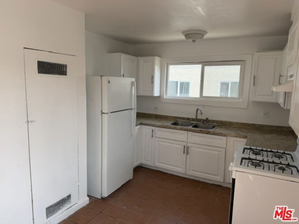 1499 W 35th Place - Photo 7