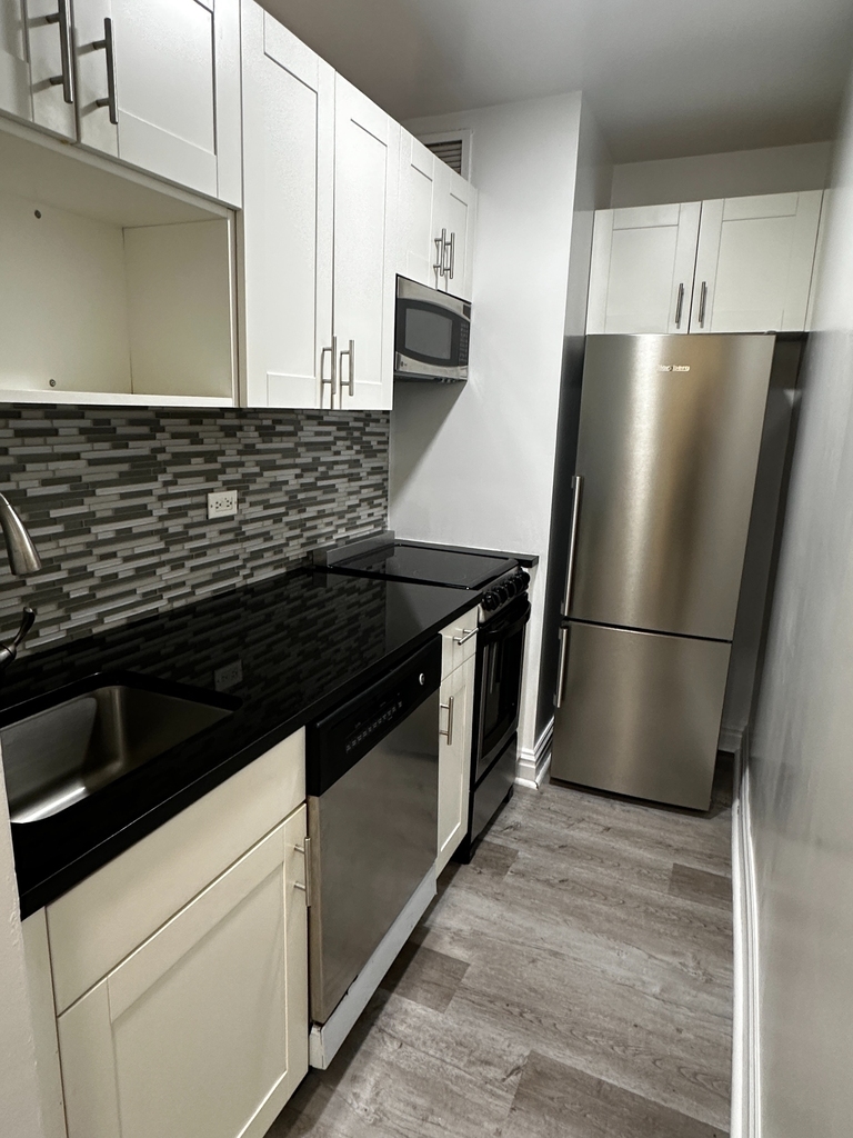 West 34th Street - Photo 8