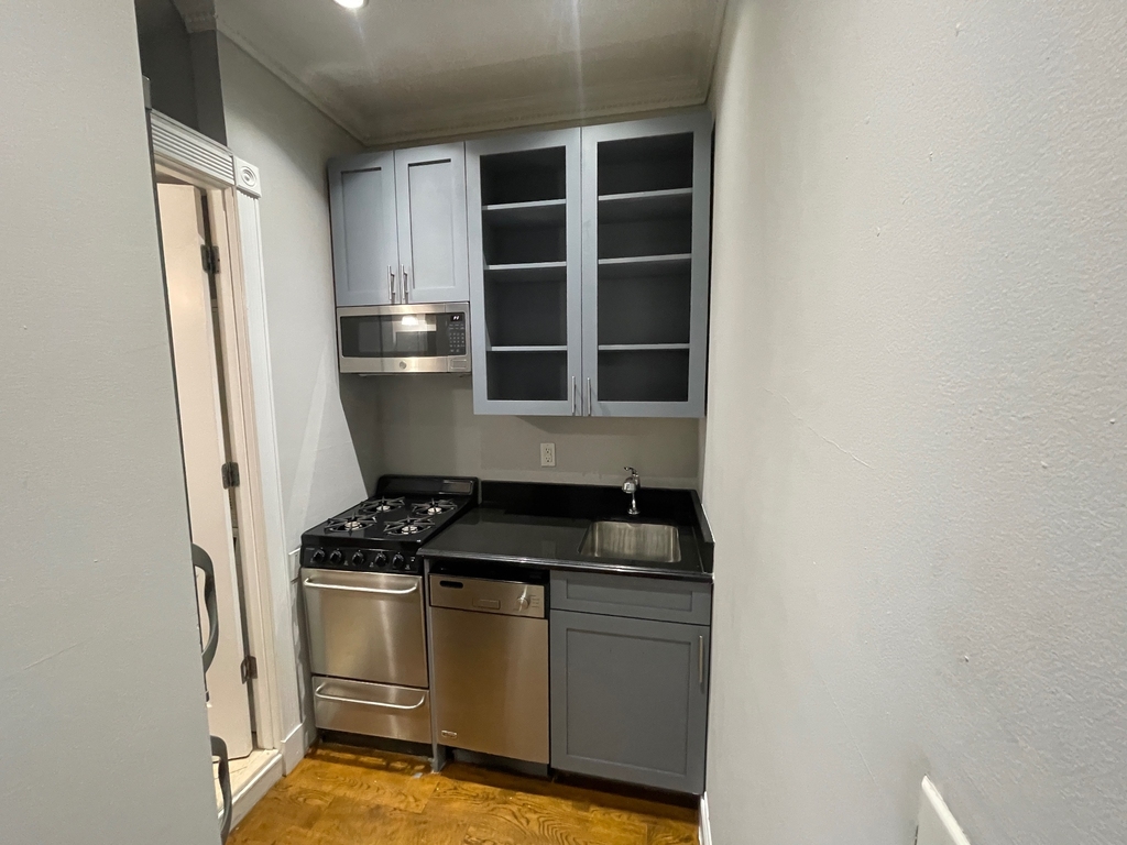 West 47th St and West 48th St - Photo 8