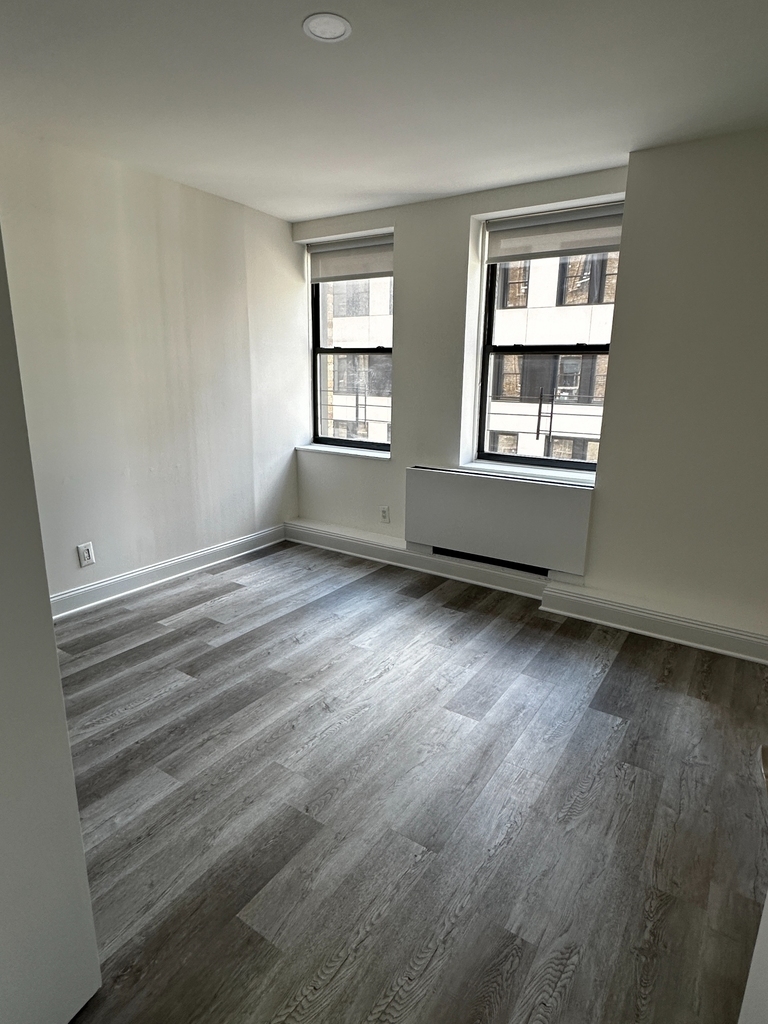 West 34th Street - Photo 0