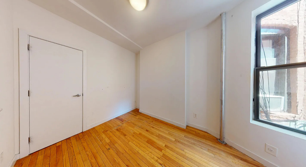 East 91st Street - Photo 6