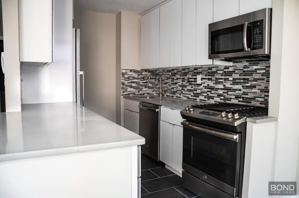 Second Avenue - Photo 2