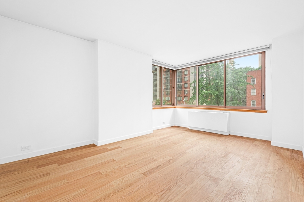 235 E 40th St - Photo 4