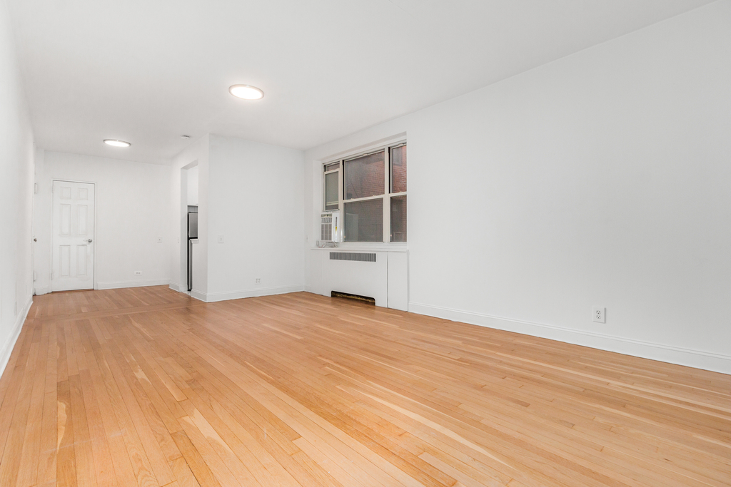 360 W 55th St - Photo 0