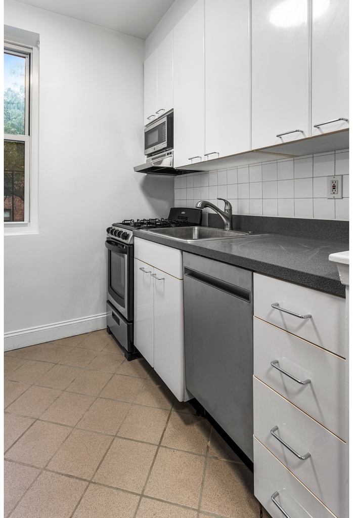 360 W 55th St - Photo 4