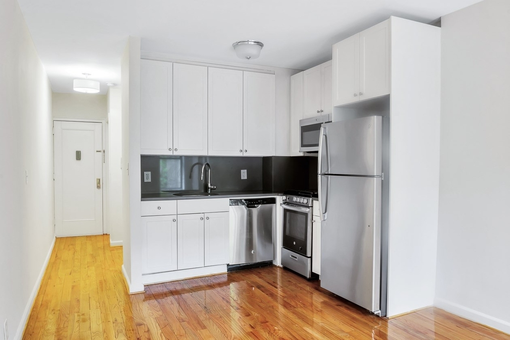 West 49th Street - Photo 1